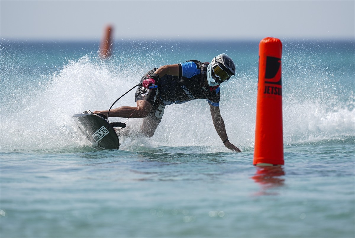 Türkiye'de ilk kez Çeşme'de gerçekleştirilen Dünya Motosurf Şampiyonası başladı. Altınkum...
