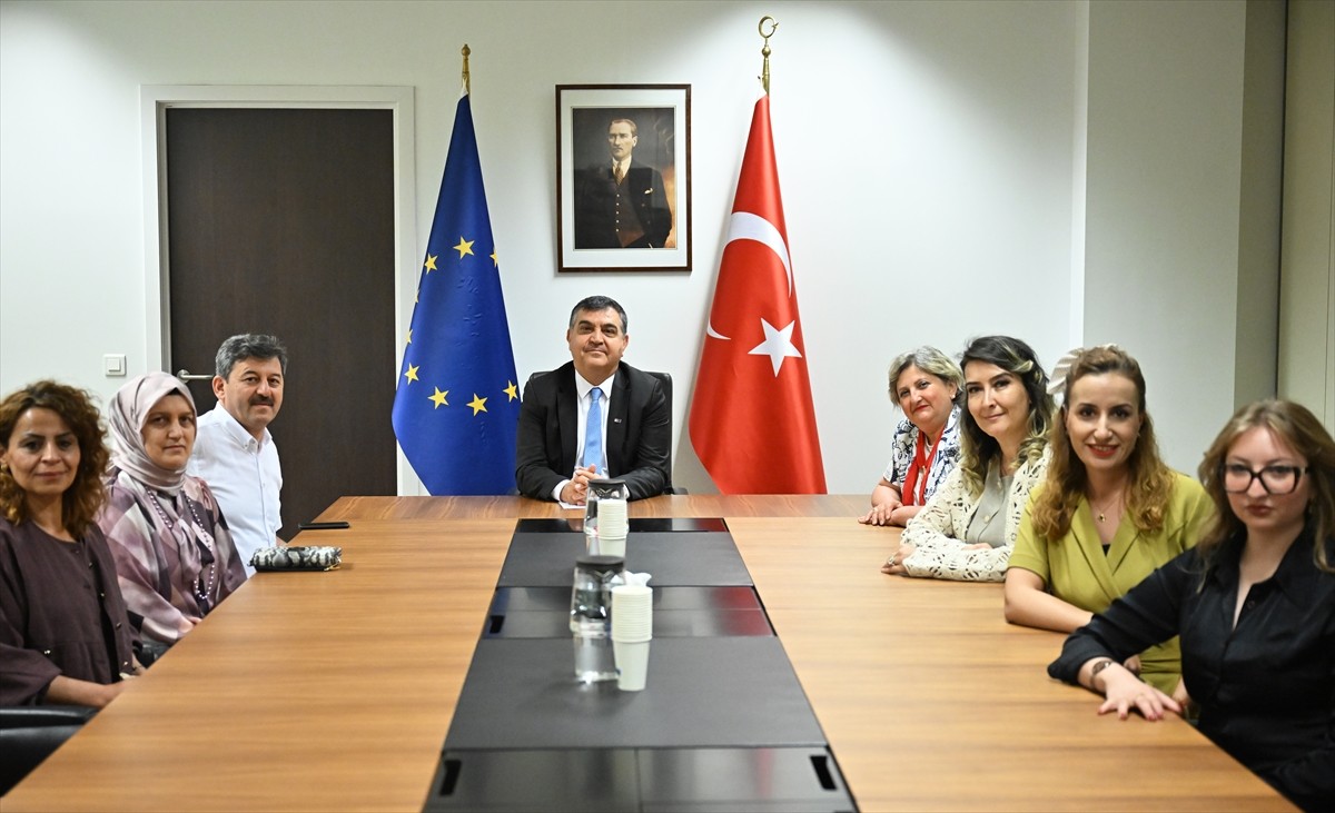 Türkiye'nin Avrupa Birliği (AB) Daimi Temsilcisi Büyükelçi Faruk Kaymakcı (sol 4), öğretmenlerin...