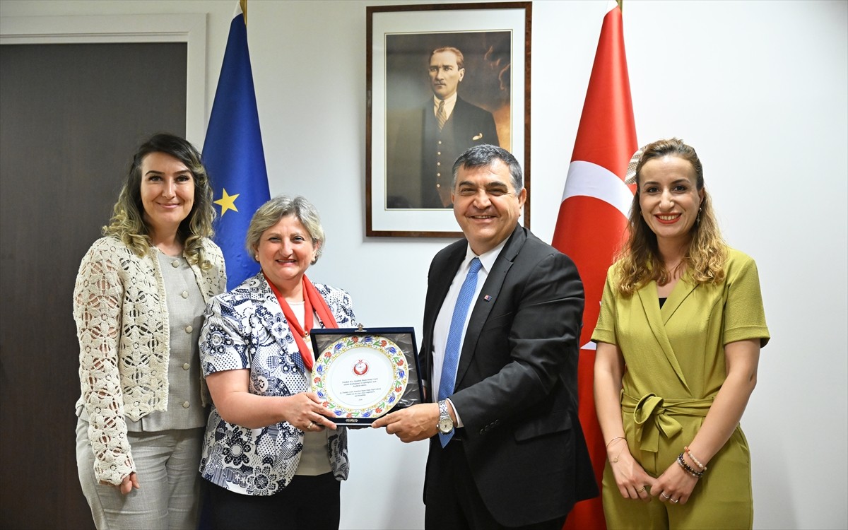 Türkiye'nin Avrupa Birliği (AB) Daimi Temsilcisi Büyükelçi Faruk Kaymakcı (sol 4), öğretmenlerin...