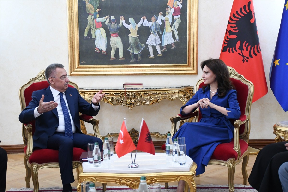 Türkiye Büyük Millet Meclisi (TBMM) Dışişleri Komisyonu Başkanı Fuat Oktay (solda), Arnavutluk...