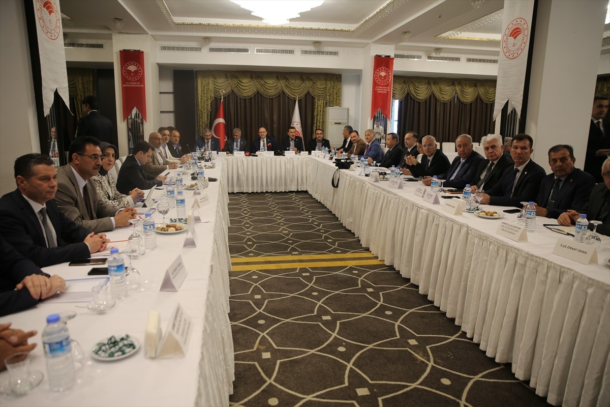 Türkiye Büyük Millet Meclisi (TBMM) Zirai Don Olayını Araştırma Komisyonu üyeleri, Niğde'de...