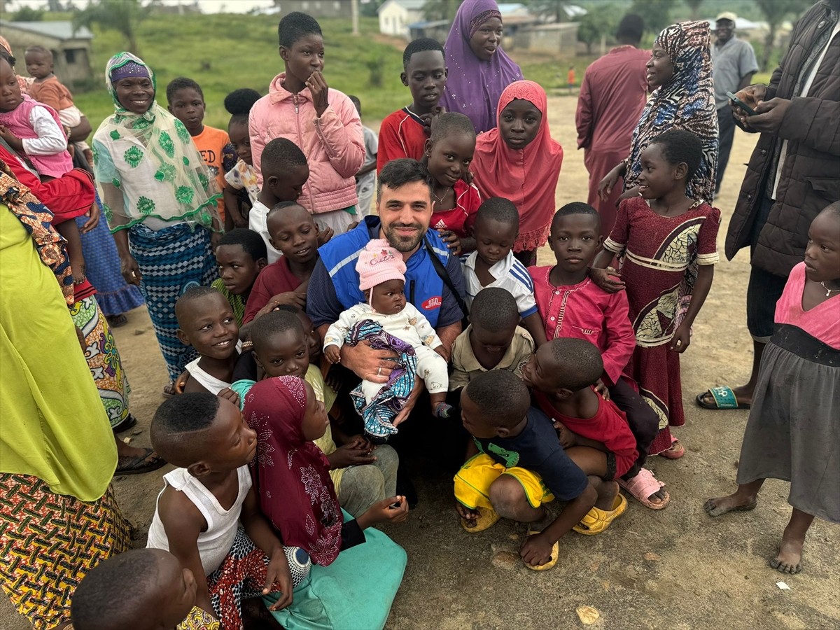 Türkiye Diyanet Vakfı (TDV) ekipleri, "Kurbanını paylaş, kardeşinle yakınlaş" kampanyası...
