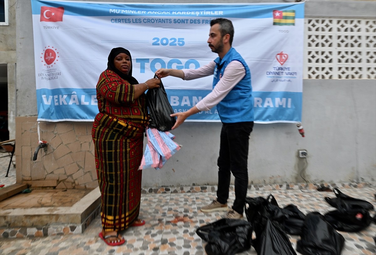 Türkiye Diyanet Vakfı (TDV) ekipleri, "Kurbanını paylaş, kardeşinle yakınlaş" kampanyası...