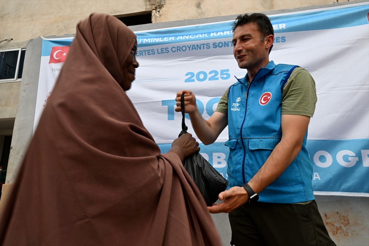 Türkiye Diyanet Vakfı (TDV) ekipleri, "Kurbanını paylaş, kardeşinle yakınlaş" kampanyası...