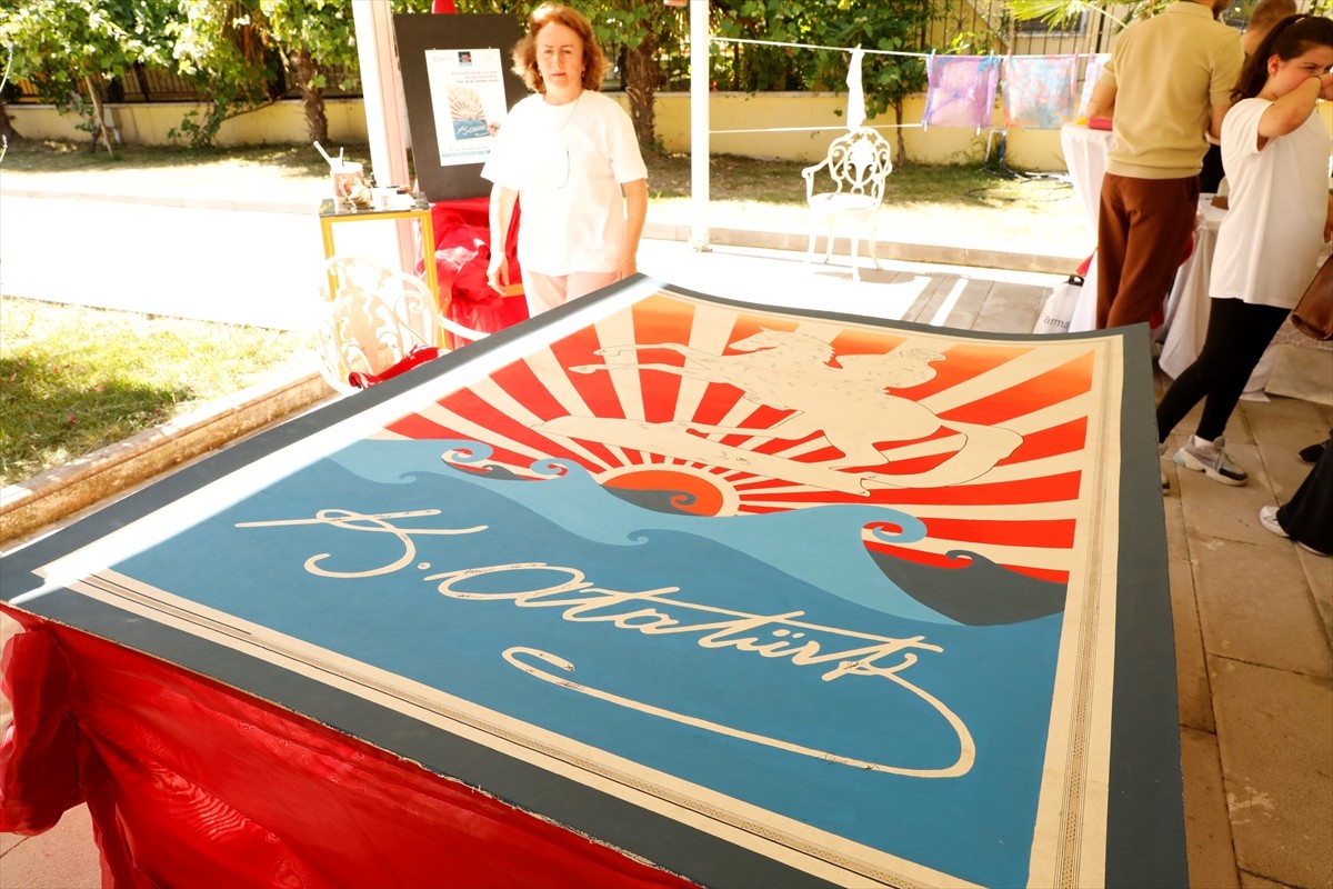 Türkiye Kültür Yolu Festivali'nin dördüncü durağı olan Samsun'da, zemininde Onur Anıtı ve...