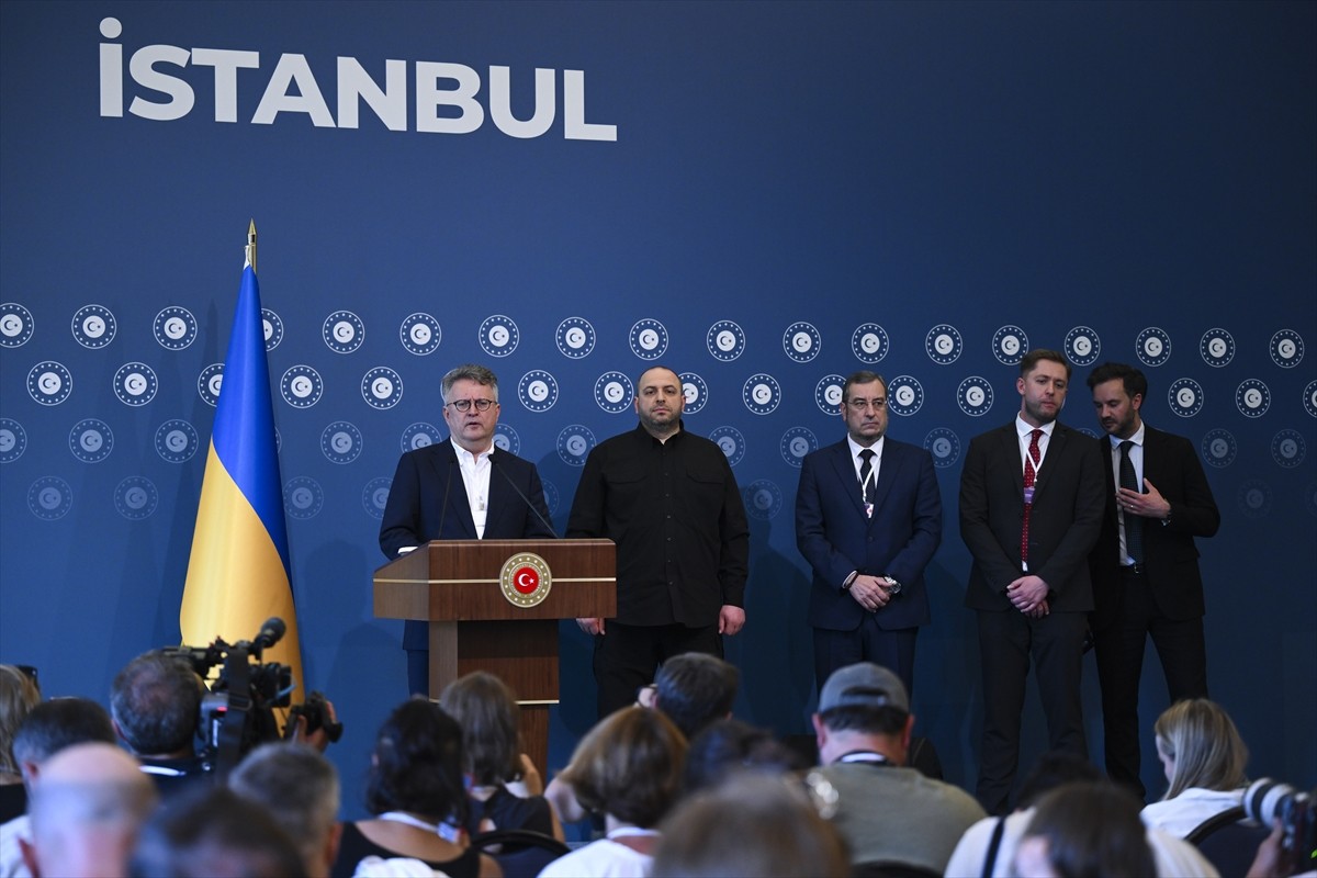 Türkiye’nin ev sahipliğinde Rusya-Ukrayna arasında yapılan barış müzakerelerinin ardından Ukrayna...