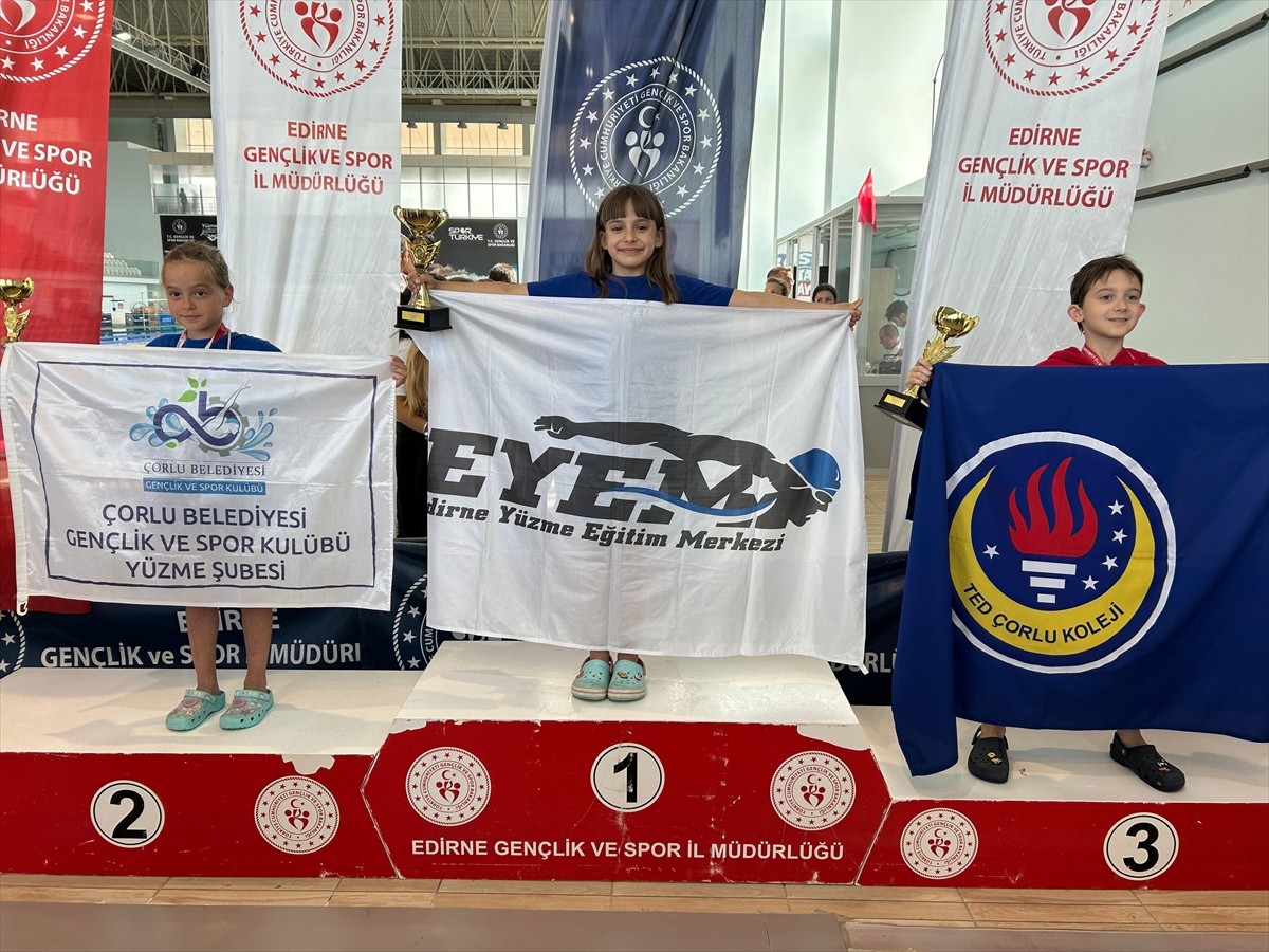 Türkiye Yüzme Federasyonunca düzenlenen Kırkpınar Yüzme Şenliği sona erdi. Dereceye giren takım ve...