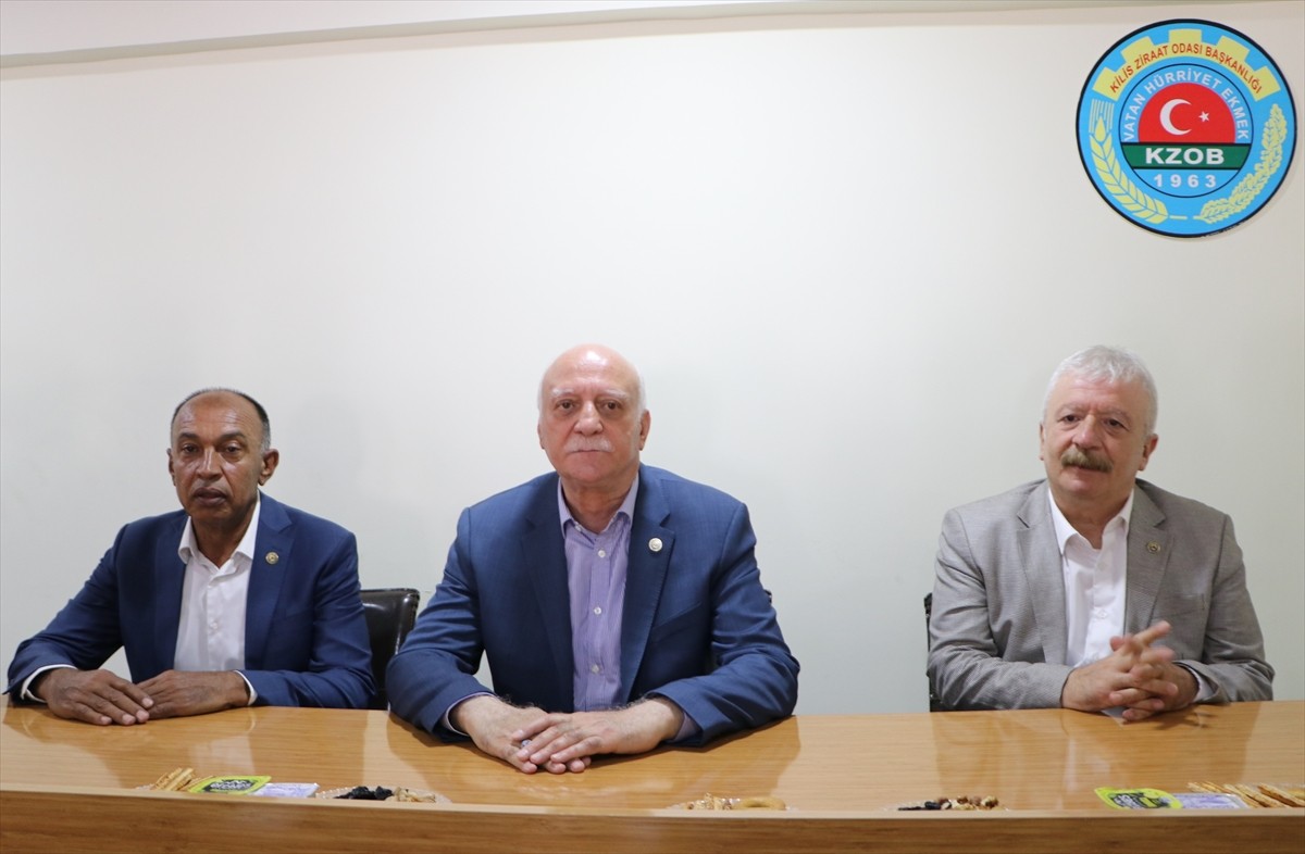 Türkiye Ziraat Odaları Birliği (TZOB) Genel Başkanı Şemsi Bayraktar (sağda), Kilis'teki...