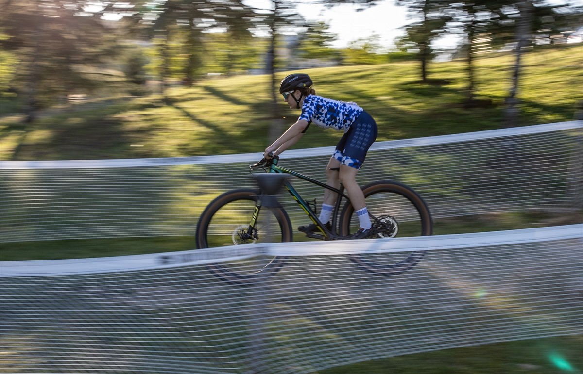 UCI Dağ Bisikleti Eliminatör Dünya Şampiyonası, Sakarya'da final yarışlarıyla tamamlandı.  Sakarya...