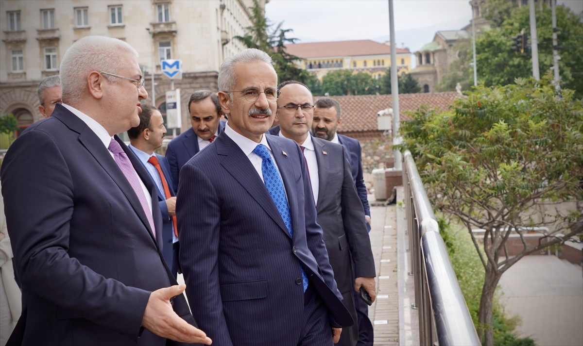 Ulaştırma ve Altyapı Bakanı Abdulkadir Uraloğlu (ortada), Bulgaristan'a düzenlediği bir günlük...