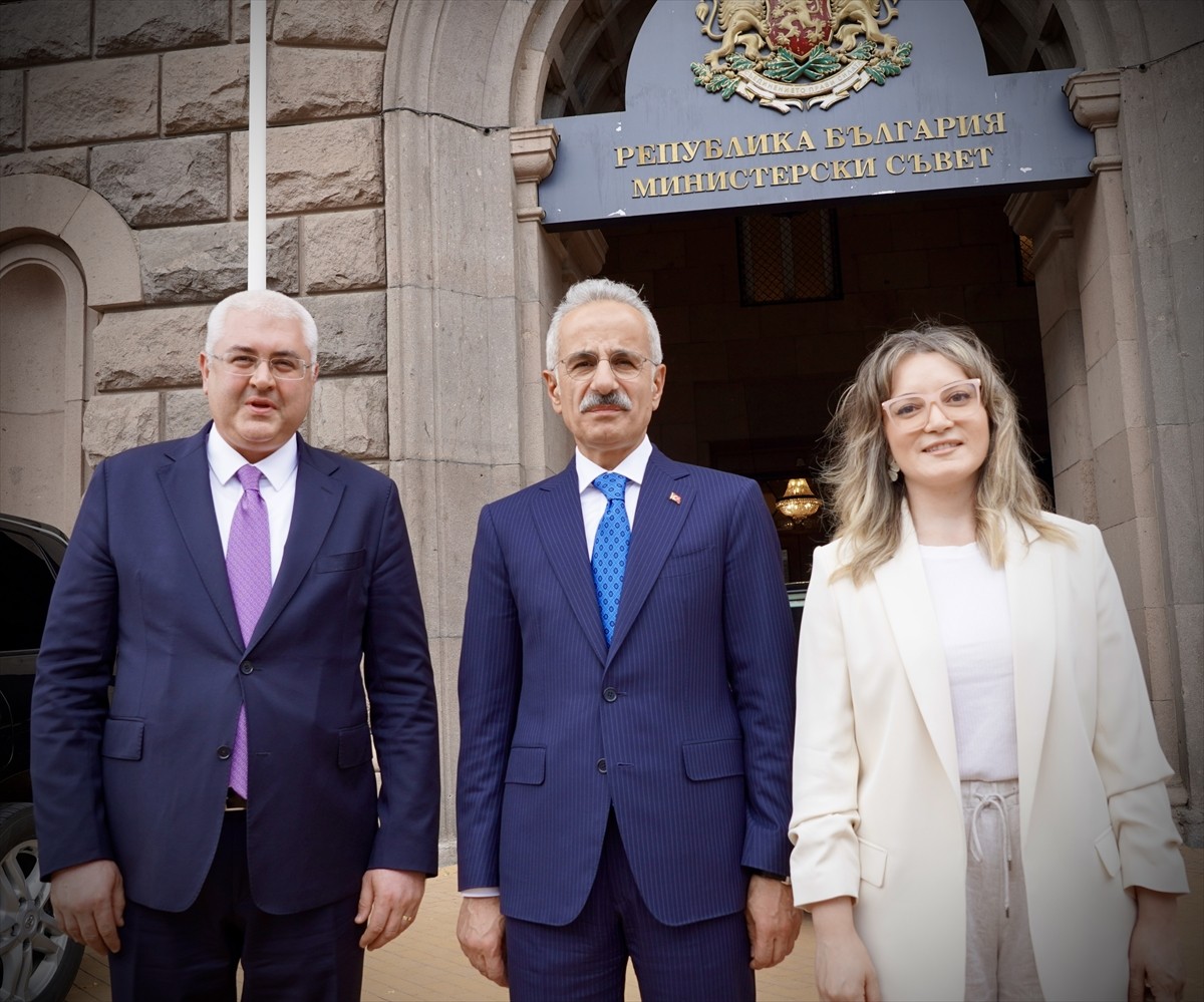 Ulaştırma ve Altyapı Bakanı Abdulkadir Uraloğlu (ortada), Bulgaristan'a düzenlediği bir günlük...