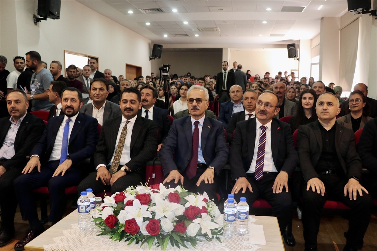 Ulaştırma ve Altyapı Bakanı Abdulkadir Uraloğlu (sağ 3), Trabzon'un Düzköy ilçesindeki Mehmet...