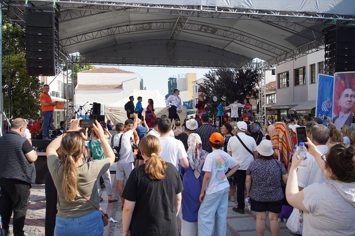 Uluslararası Edirne 5. Balkan Folklor Festivali, Türkiye ve Bulgaristan'dan 800'den fazla...