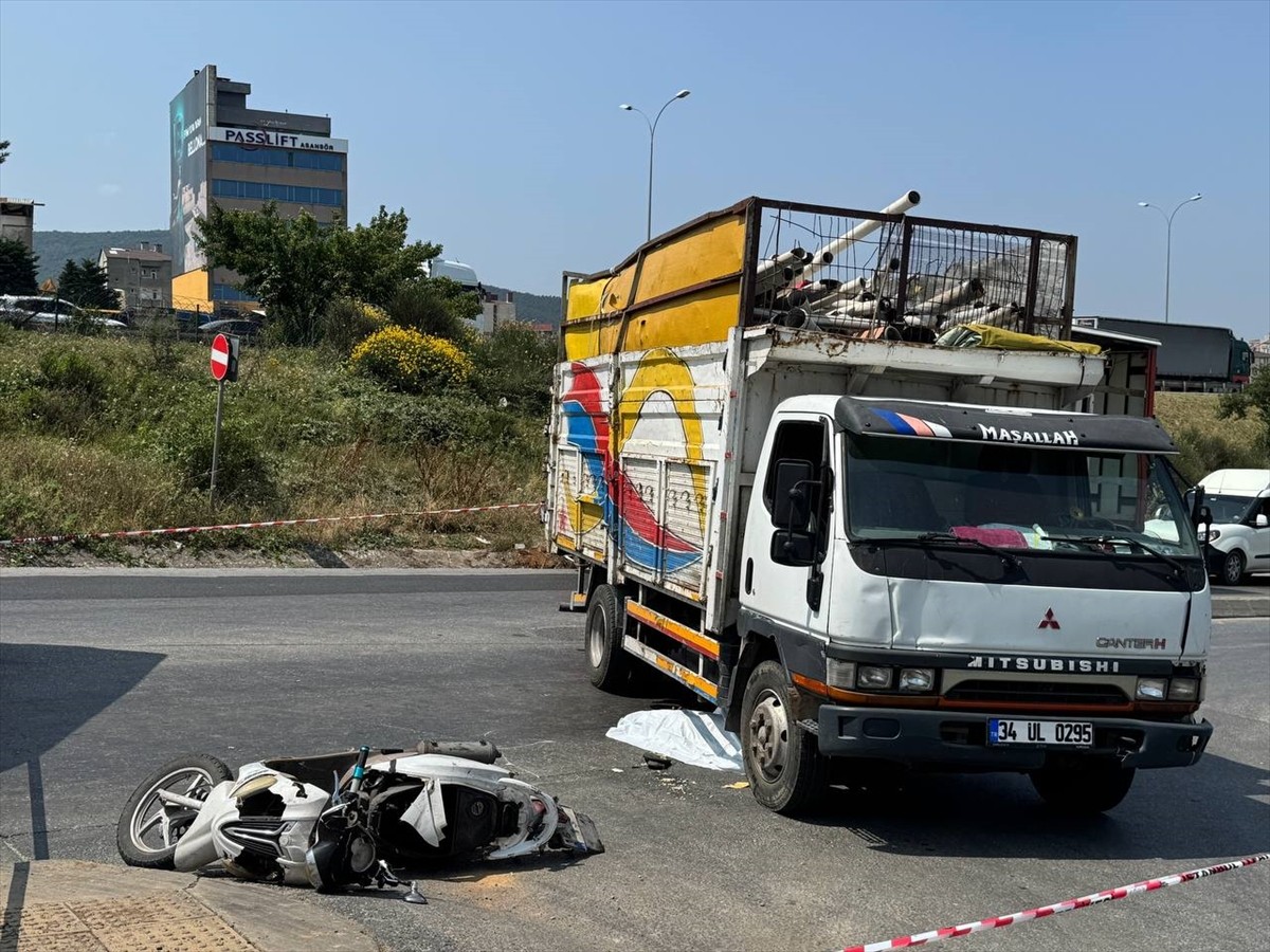Ümraniye'de kamyonetle çarpışan 17 yaşındaki motosiklet sürücüsü hayatını kaybetti.