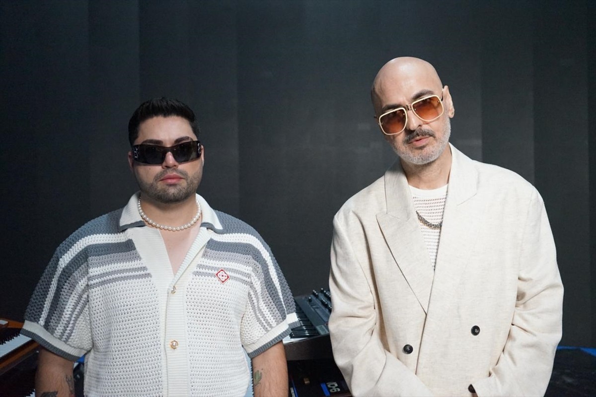 Ünlü prodüktör Aerro'nun (solda) ilk albümünün ilk çıkış şarkısı Soner Sarıkabadayı (sağda) ile...