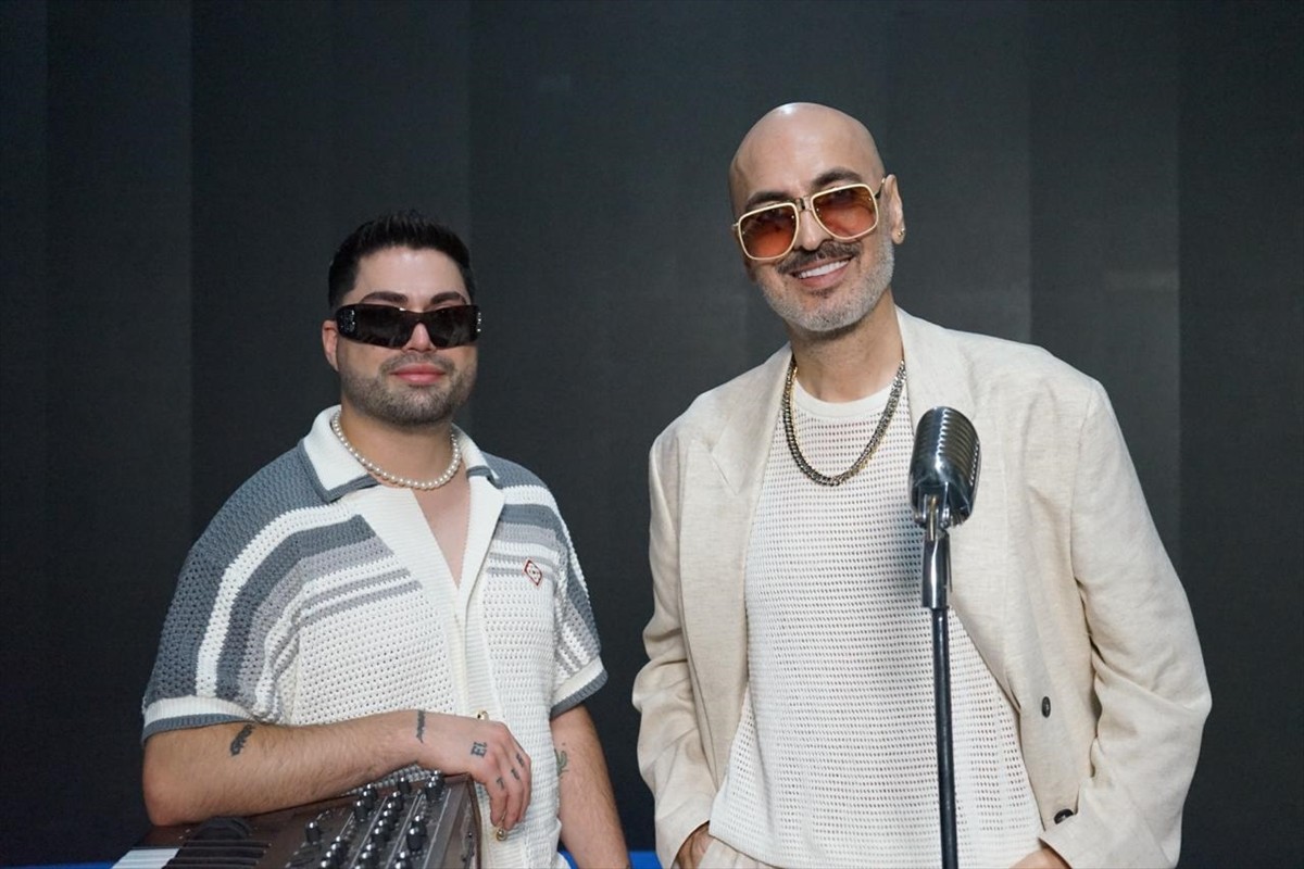 Ünlü prodüktör Aerro'nun (solda) ilk albümünün ilk çıkış şarkısı Soner Sarıkabadayı (sağda) ile...