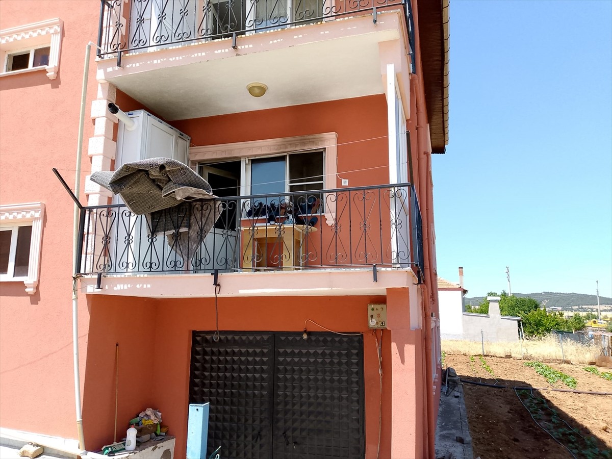 Uşak'ın Eşme ilçesinde bir evde çıkan yangında dumandan etkilenen aynı aileden 3 kişi hastanede...