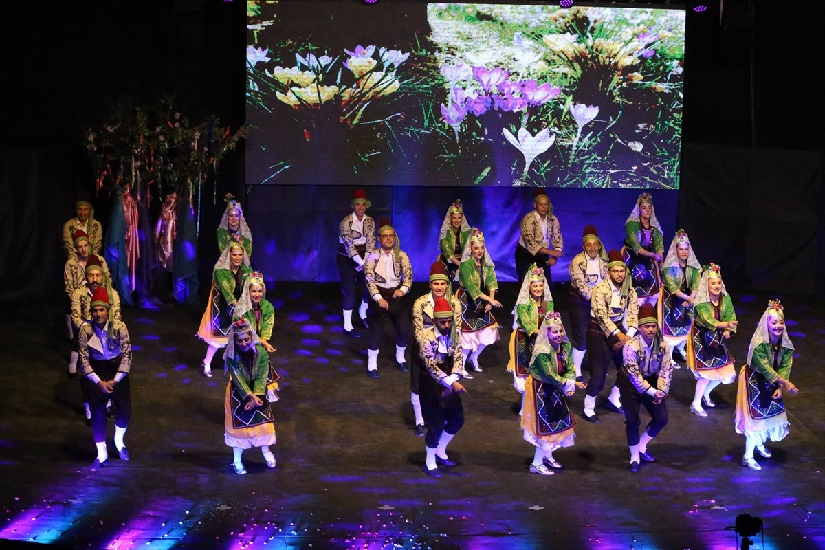 Uşak'ta, 80 öğretmenin yer aldığı Maarif Halk Dansları Topluluğu tarafından "Ruz-ı Hızır" adlı...