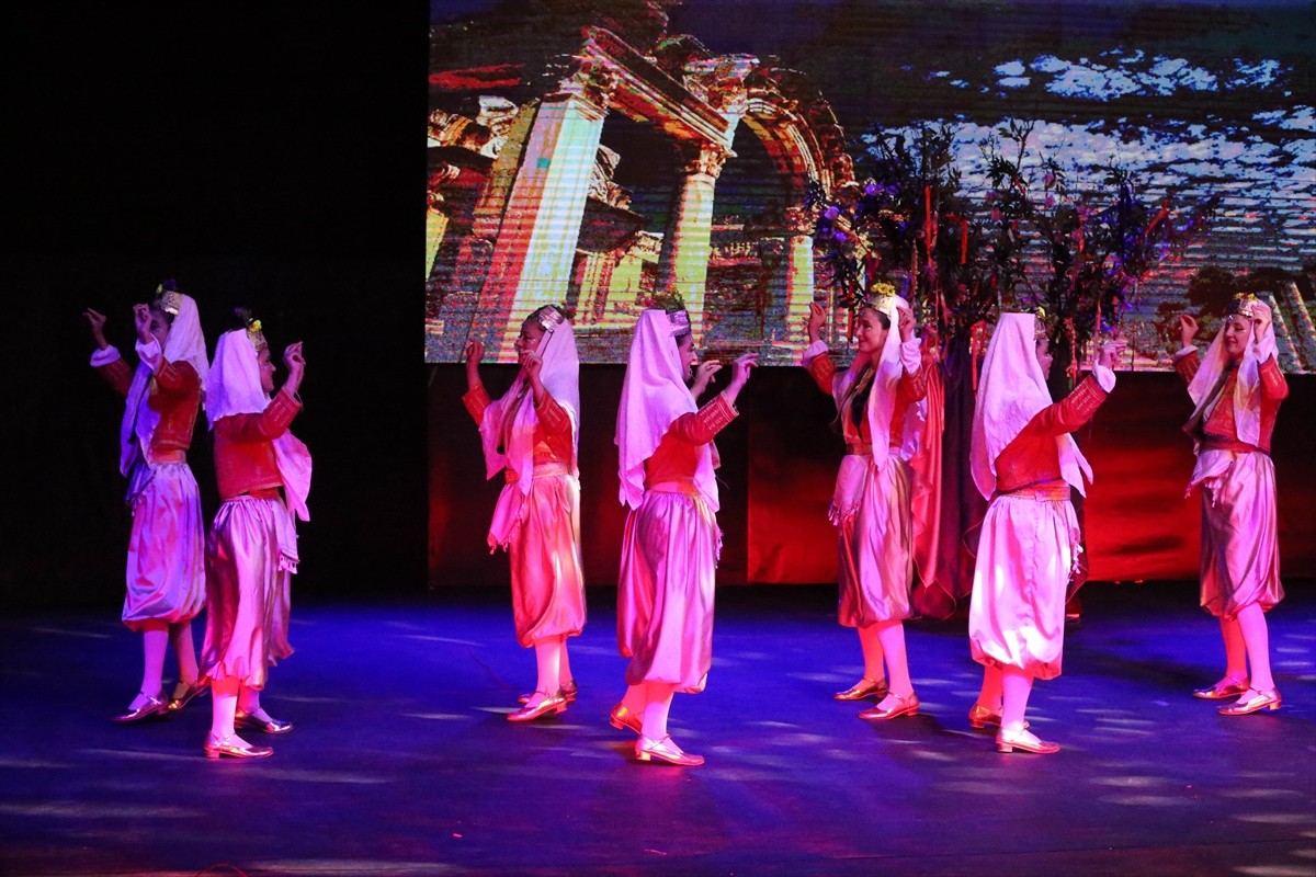 Uşak'ta, 80 öğretmenin yer aldığı Maarif Halk Dansları Topluluğu tarafından "Ruz-ı Hızır" adlı...