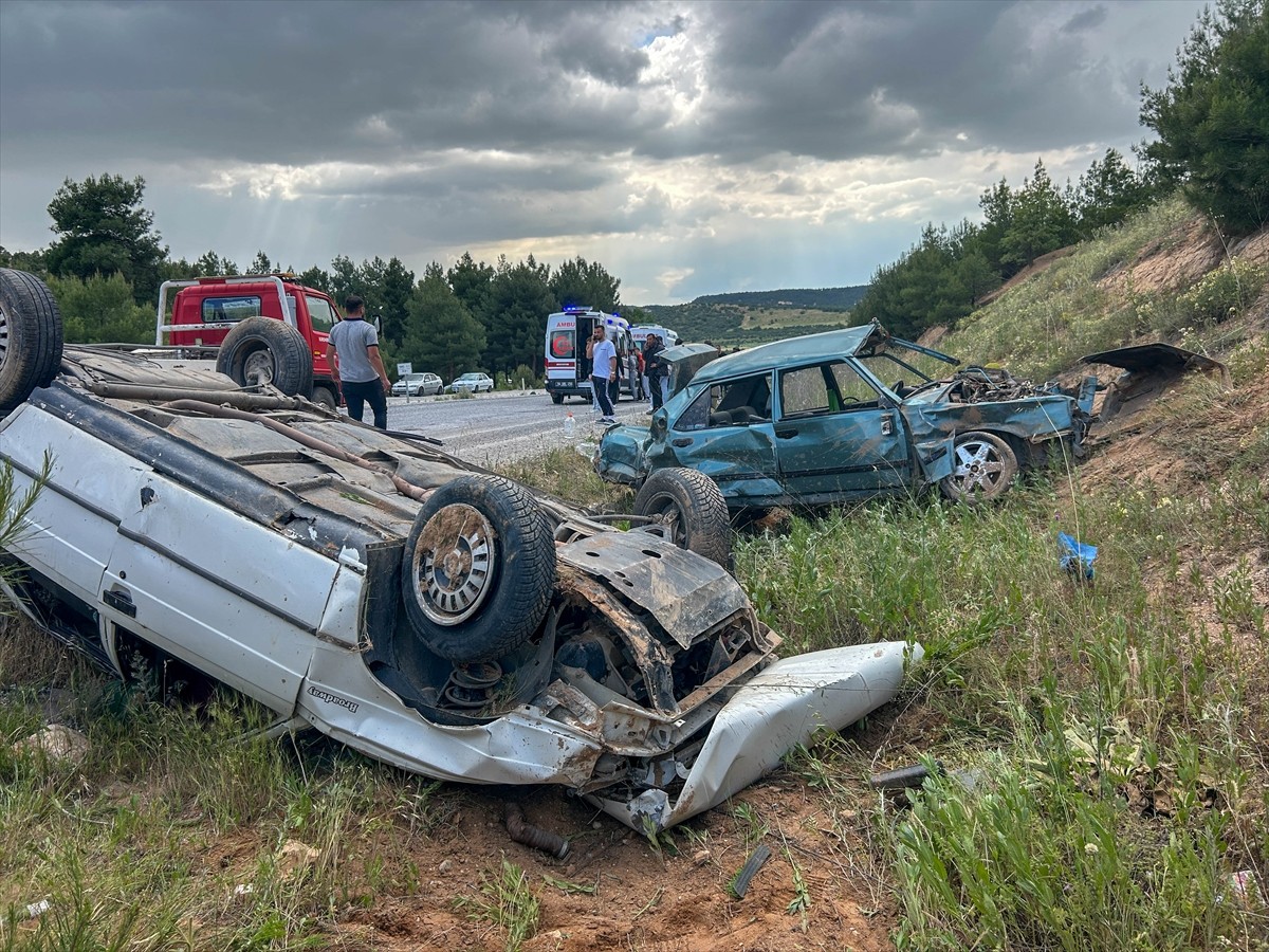 Uşak'ta iki otomobilin çarpışarak takla attığı kazada 7 kişi yaralandı.