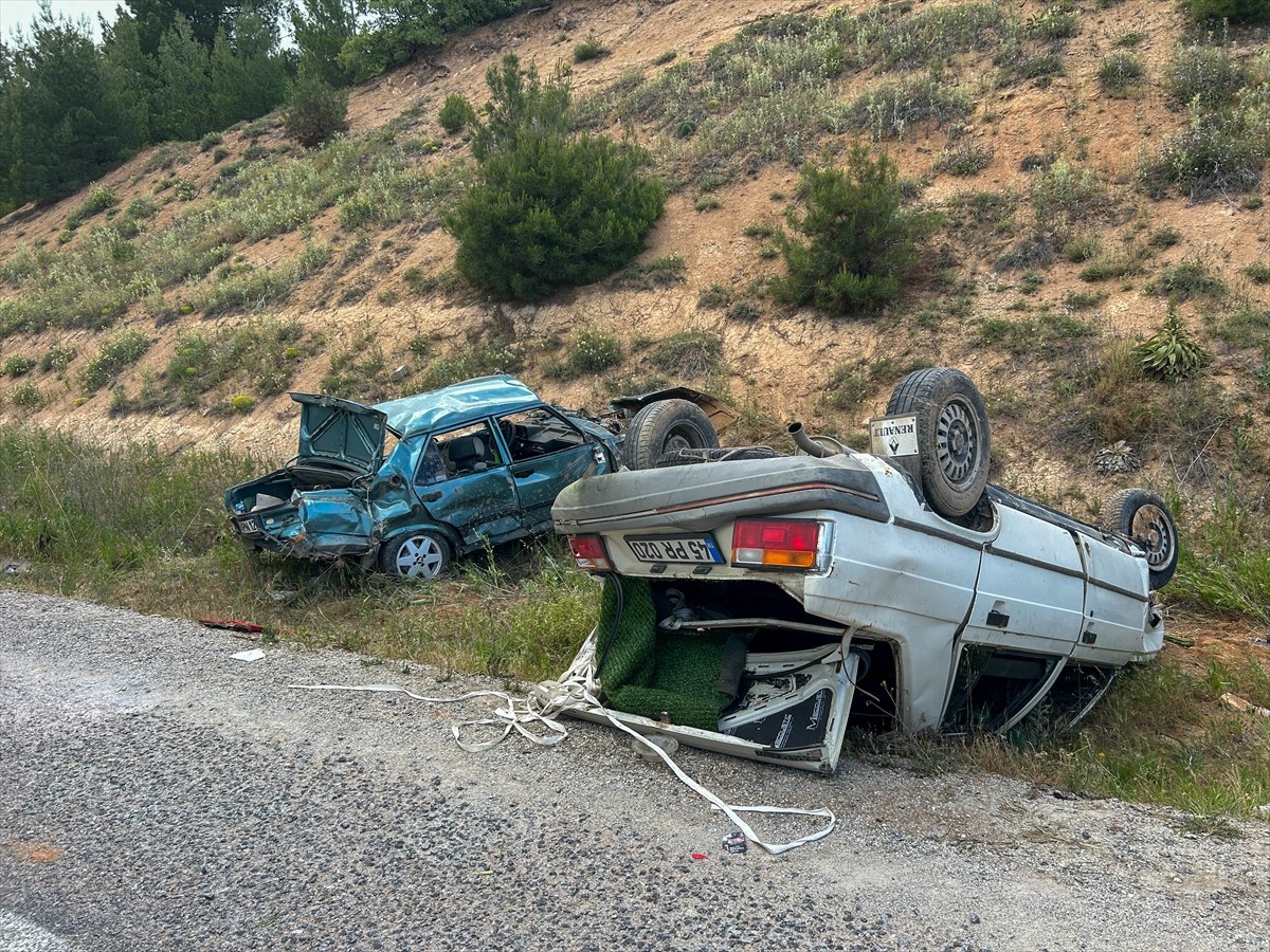 Uşak'ta iki otomobilin çarpışarak takla attığı kazada 7 kişi yaralandı.