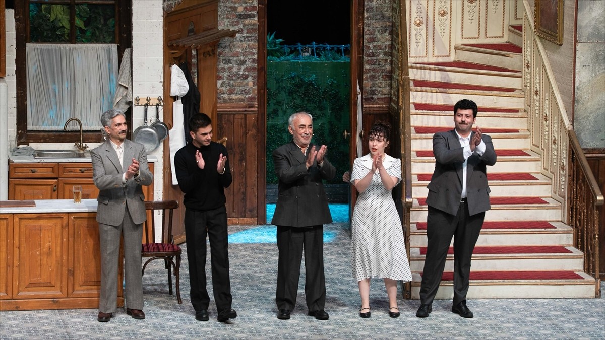 Usta oyuncu Şener Şen'i 40 yıl aradan sonra tiyatro sahnesine döndüren DasDas prodüksiyonu "Zengin...