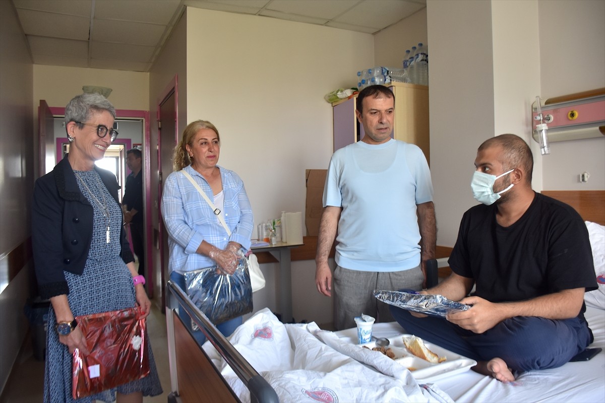 Van'da Bin Gönüllüden Biri Sen Ol Derneği üyeleri, Kurban Bayramı'nda hastanede tedavi gören...