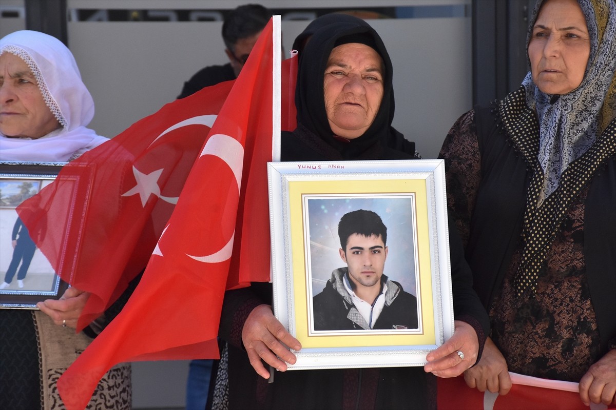 Van'da çocukları terör örgütü PKK tarafından dağa kaçırılan aileler, DEM Parti İl Başkanlığı...
