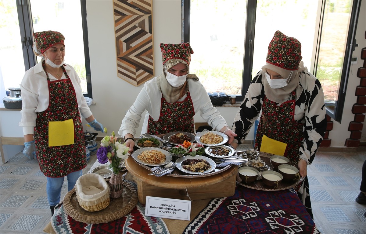 Van'da Türk Mutfağı Haftası kapsamında "Kadın Kooperatifleri Van Yemeği Yarışması" yapıldı....