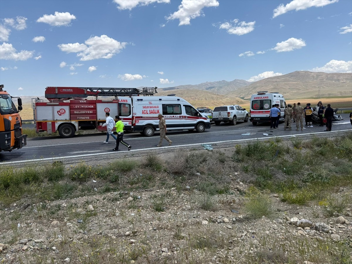 Van'ın Başkale ilçesinde mezuniyet törenine gidenlerin bulunduğu otomobilin takla atması sonucu 1...