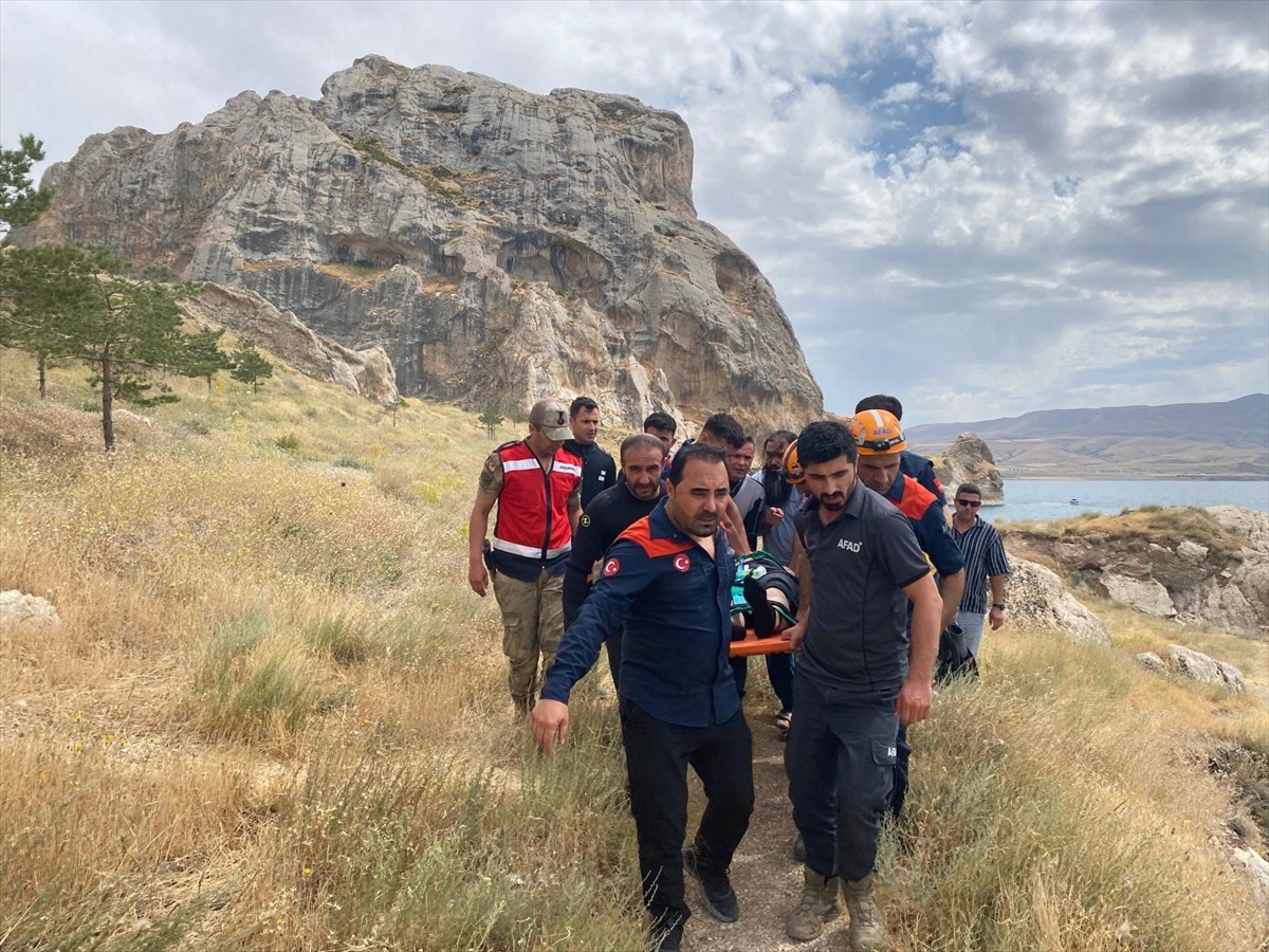  Van'ın Tuşba ilçesinde serinlemek için göle giren genç boğuldu.