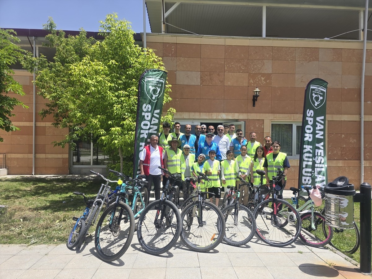 Van ve Hakkari'de Yeşilay tarafından "Sağlıklı yaşamın keyfini birlikte sürelim" sloganıyla 12....