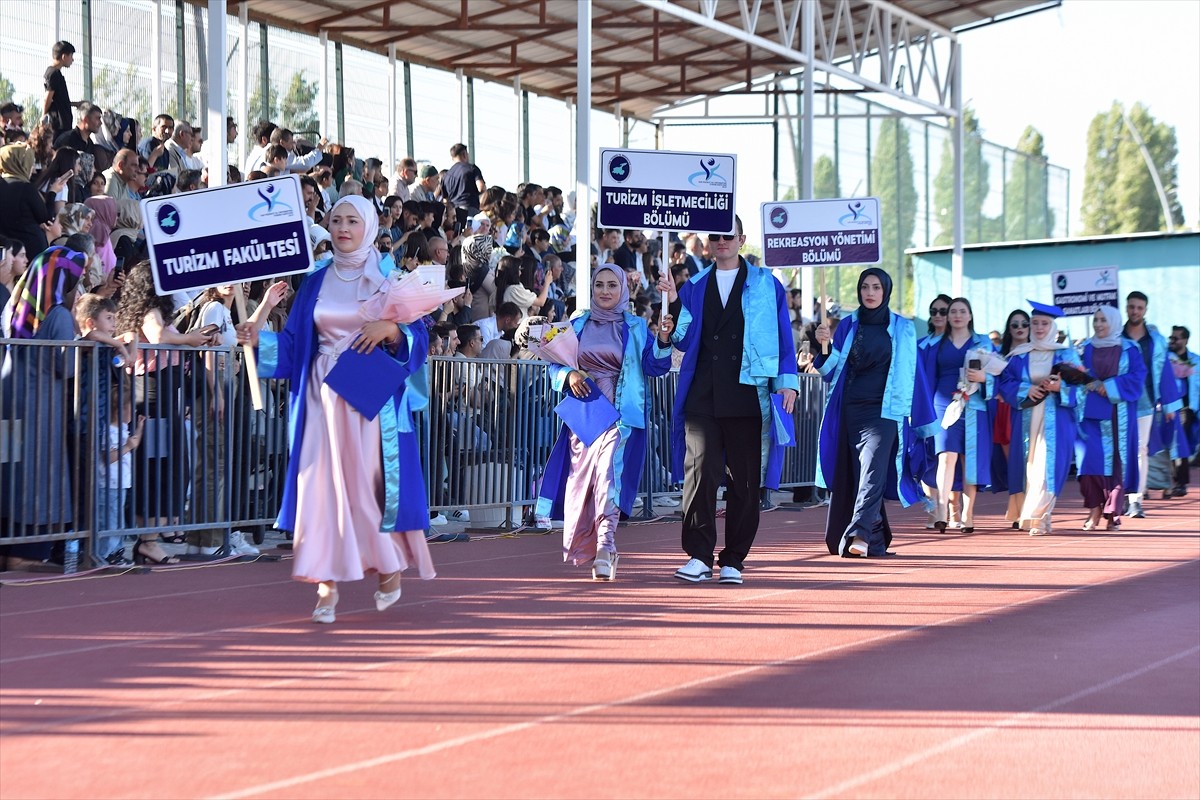 Van Yüzüncü Yıl Üniversitesinde (YYÜ) eğitimlerini tamamlayan yaklaşık 6 bin öğrenci için...