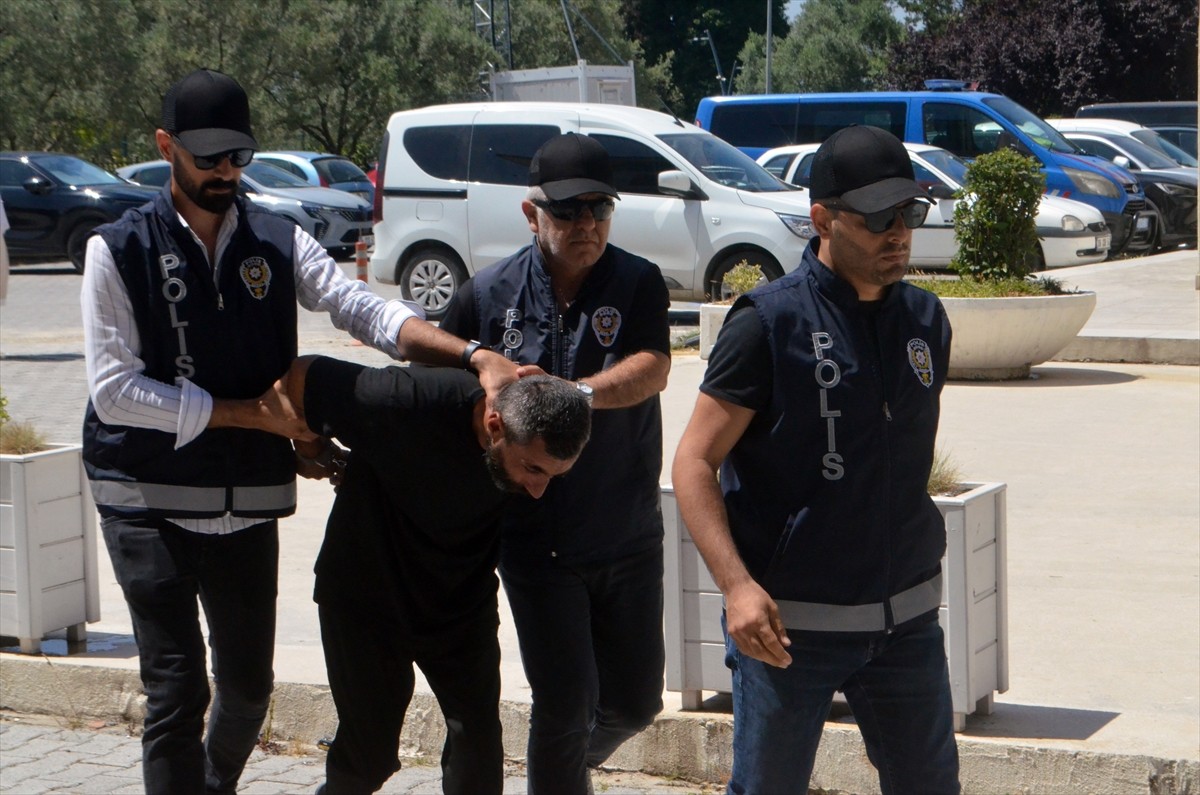 Yalova'nın Çınarcık ilçesinde tartıştığı arkadaşı tarafından boğazından bıçaklanan kişi hayatını...