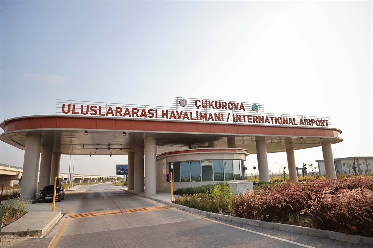 Yaz sezonunun başlamasıyla farklı destinasyonlara ulaşım imkanlarının arttığı Çukurova...