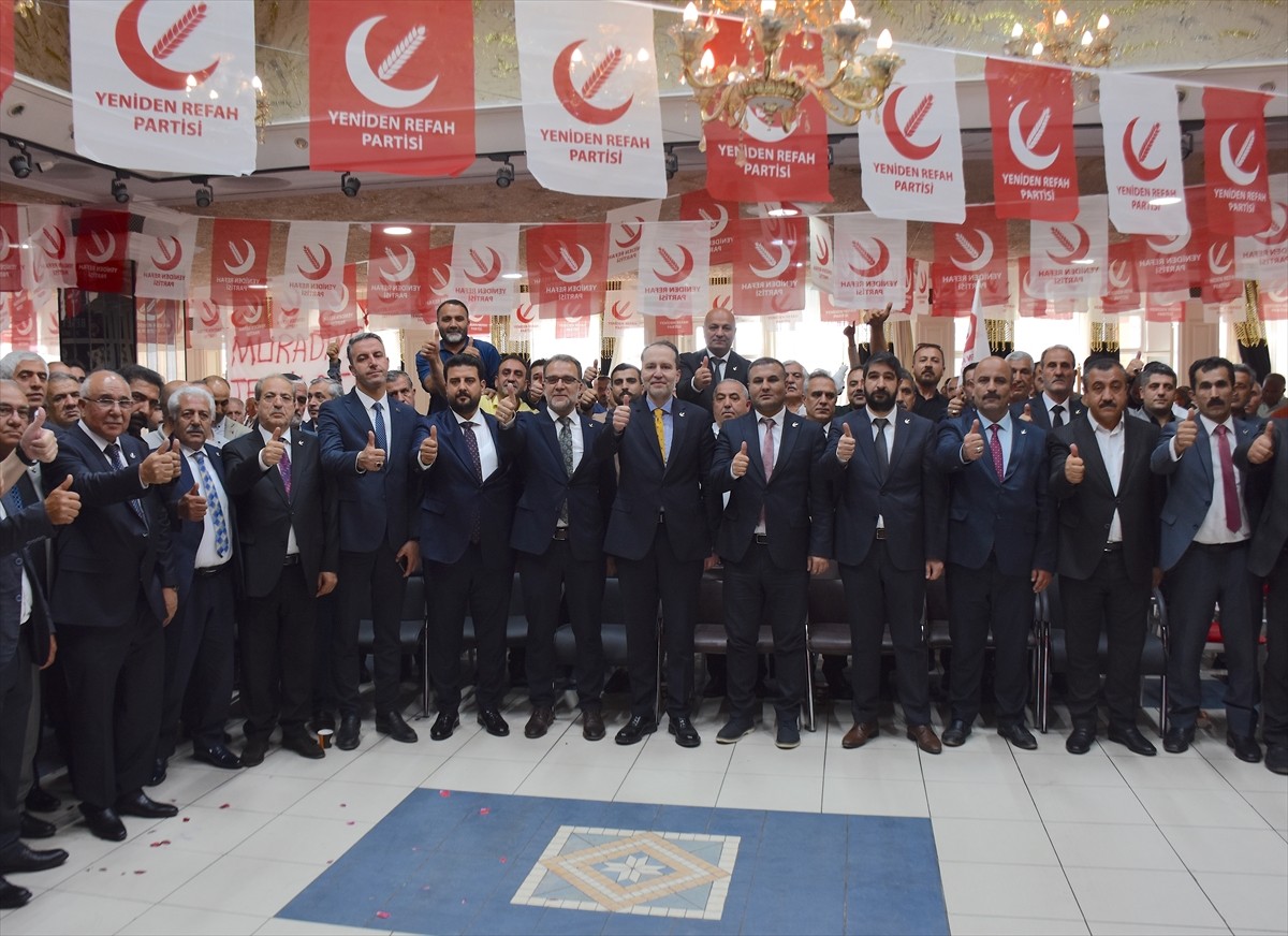 Yeniden Refah Partisi Genel Başkanı Fatih Erbakan, Van'da bir düğün salonunda düzenlenen...