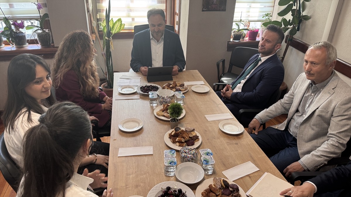 Yeşilay Genel Başkanı Mehmet Dinç, bir dizi ziyaret için geldiği Zonguldak'ta Yeşilay Danışmanlık...