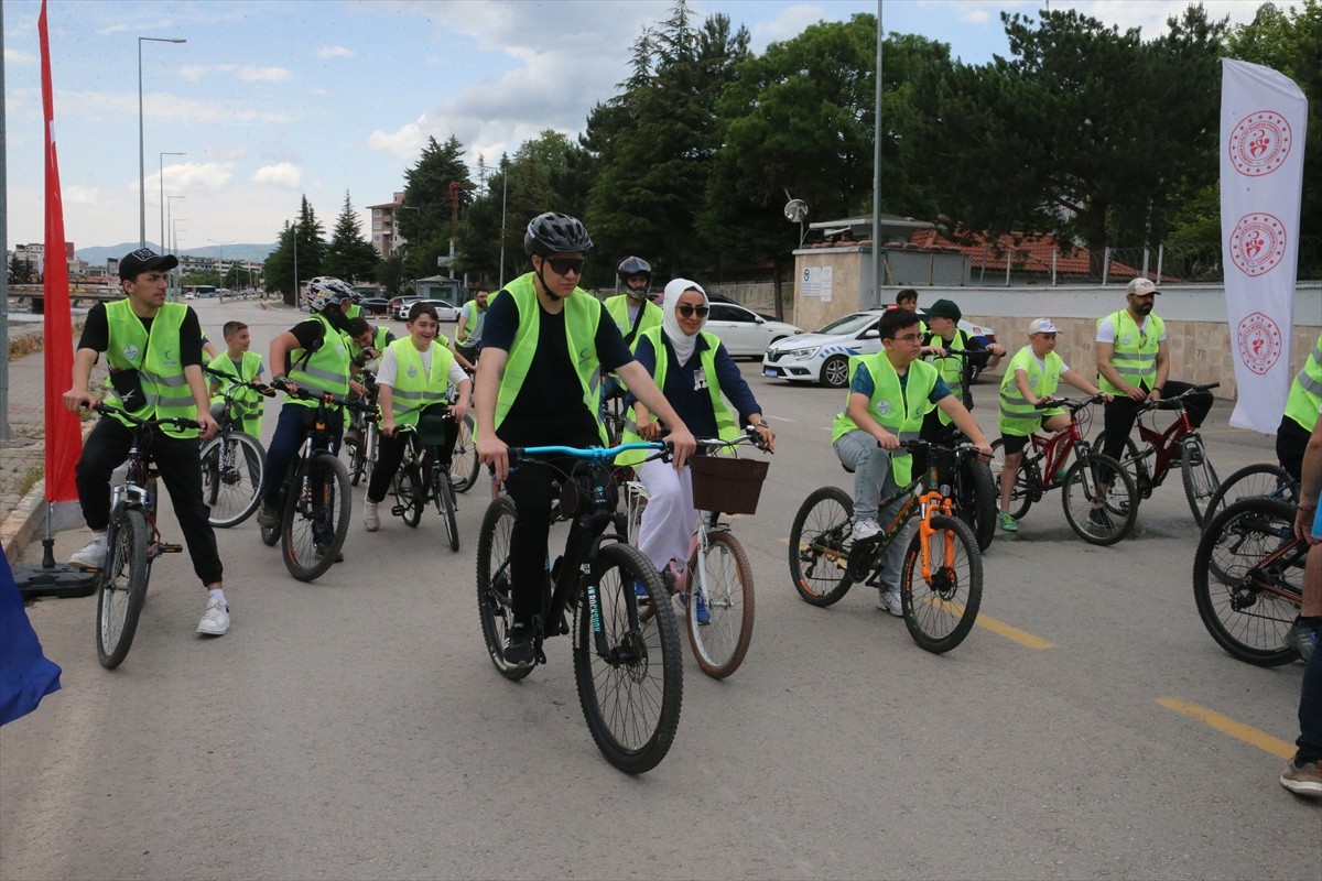 Yeşilay tarafından "Sağlığın keyfini birlikte sürelim" sloganıyla Tokat'ta  bisiklet turu...