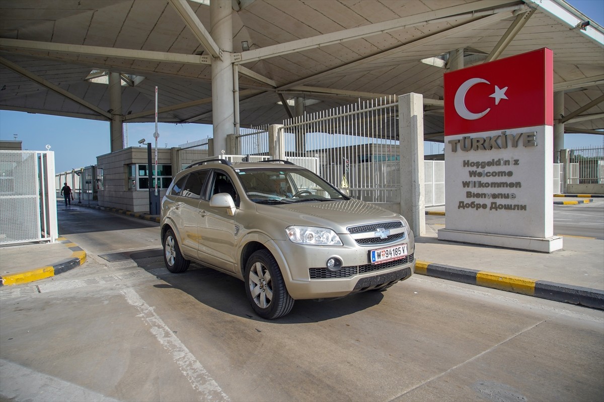 Yıllık izinlerini geçirmek üzere Avrupa'nın çeşitli ülkelerinden yola çıkan gurbetçilerin...