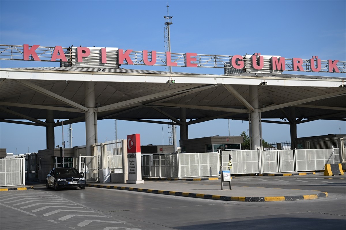 Yıllık izinlerini memleketlerinde geçirmek için yola çıkan ve Edirne'deki Kapıkule Sınır...