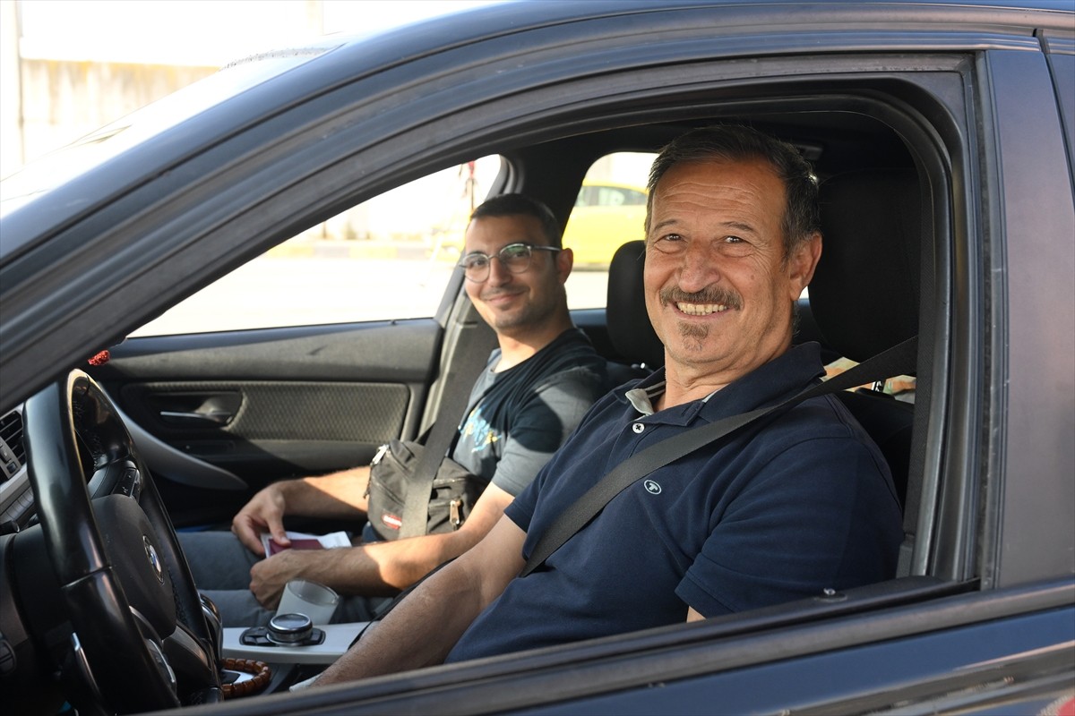 Yıllık izinlerini memleketlerinde geçirmek için yola çıkan ve Edirne'deki Kapıkule Sınır...