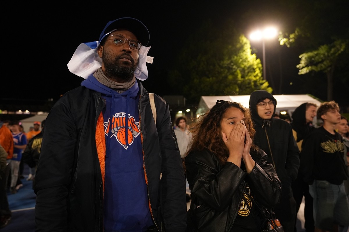 Yüzlerce Knicks taraftarı, New York Knicks'in Indiana Pacers'a 108-125'lik skorla elendiği 'Doğu...