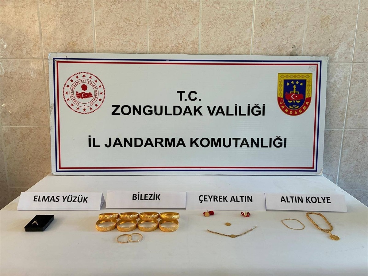 Zonguldak'ın Gökçebey ilçesinde evden hırsızlık yaptığı iddiasıyla gözaltına alınan 2 zanlı...