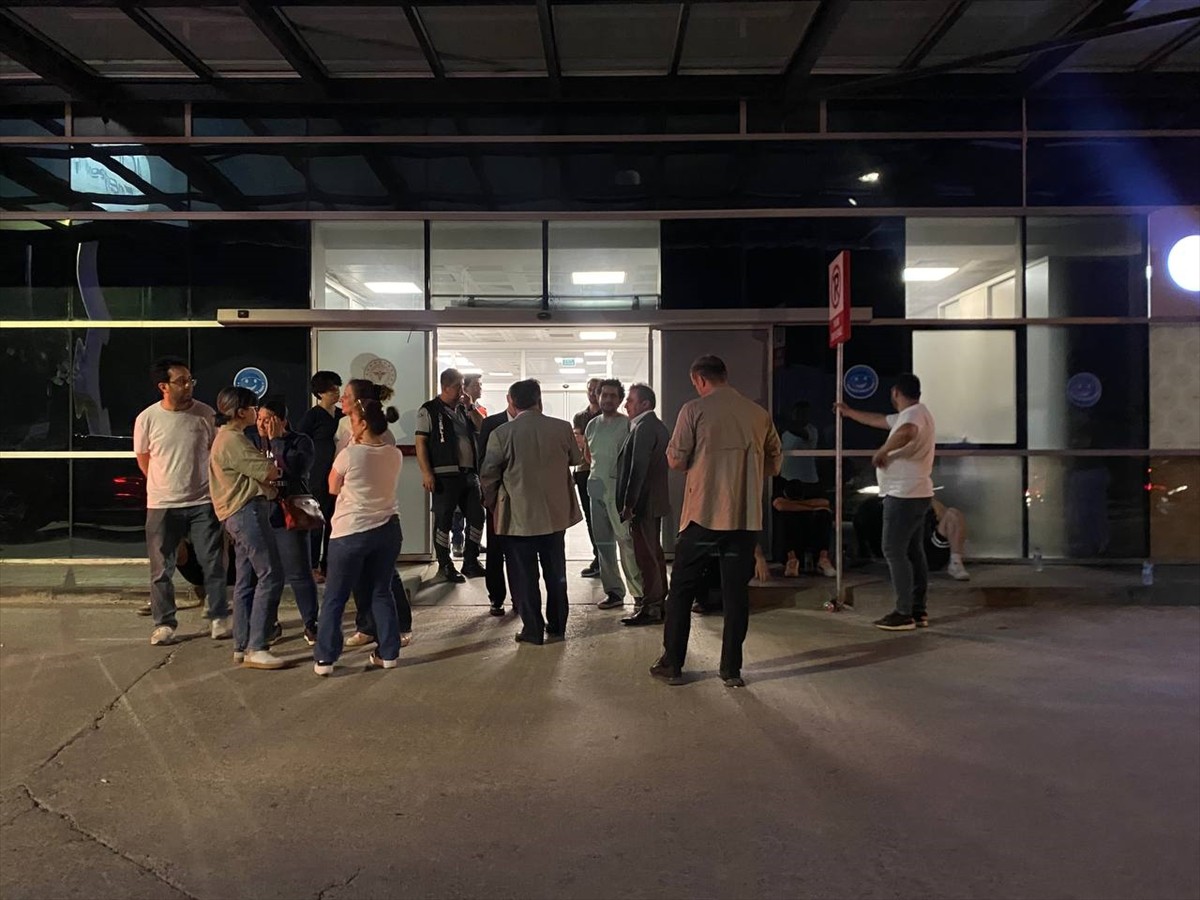 Zonguldak'ta denizde boğulma tehlikesi geçiren üniversite öğrencisi kaldırıldığı hastanede...