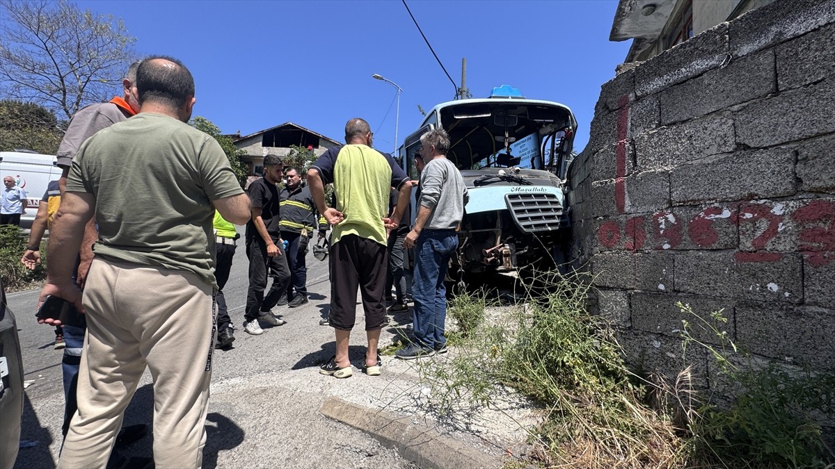 Zonguldak'ta freni arızalanan yolcu minibüsünün duvara çarpması sonucu 14 kişi yaralandı. ...
