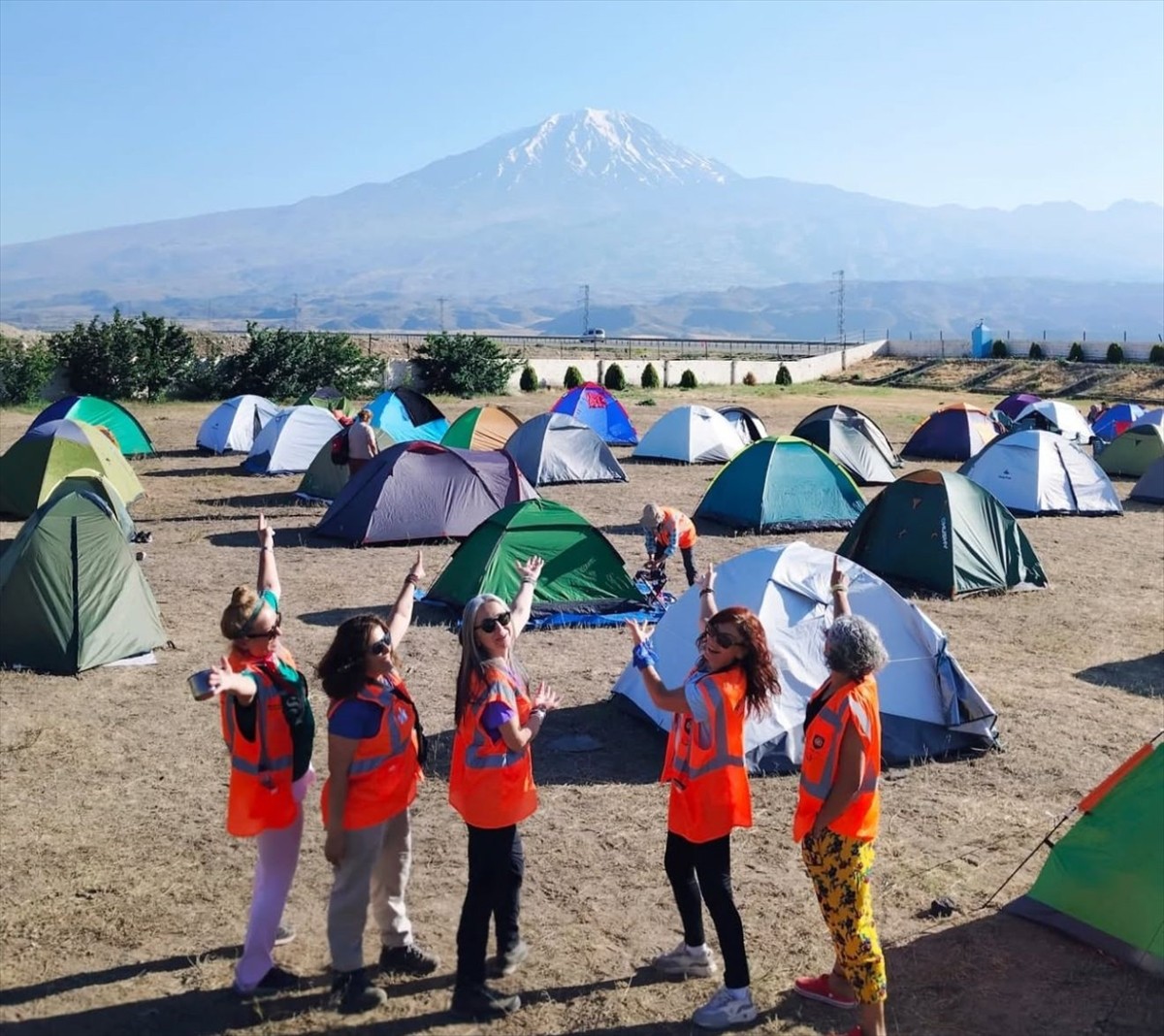 1. Uluslararası Ağrı Dağı Kadın Kamp Festivali'ne katılan 200 kadın, doğa harikası Balık Gölü'nü...