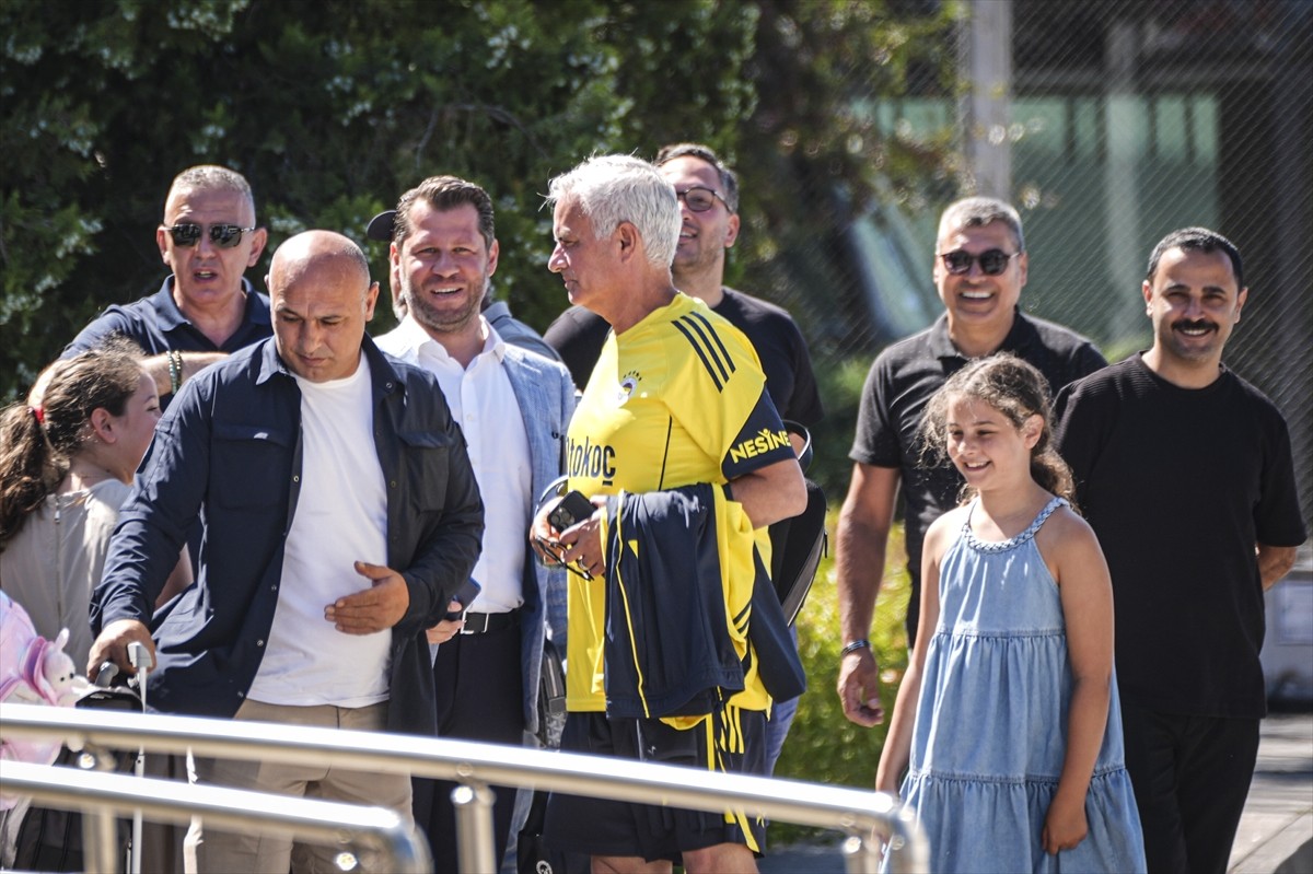 2025-2026 sezonu hazırlıklarının İstanbul etabını tamamlayan Fenerbahçe, kamp için Portekiz'e...