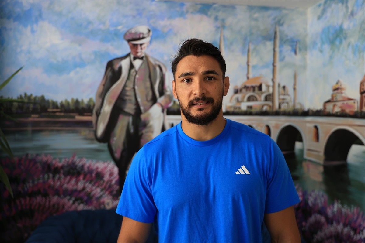 661. Tarihi Kırkpınar Yağlı Güreşleri'nde altın kemeri alan başpehlivan Mustafa Taş (ortada)...