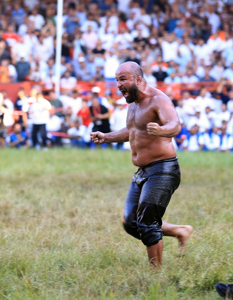 664. Tarihi Kırkpınar Yağlı Güreşleri'nde başpehlivanlığı, finalde Feyzullah Aktürk'ü yenen Orhan...