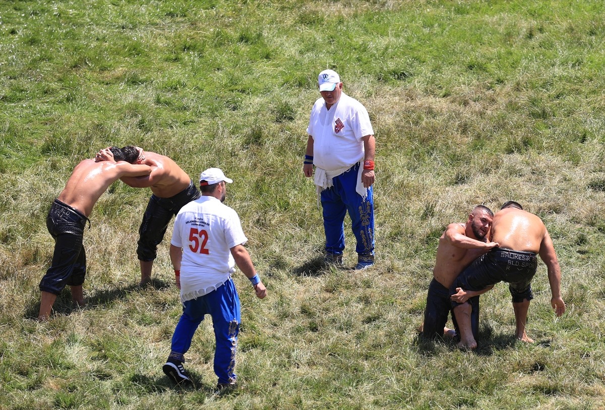 664. Tarihi Kırkpınar Yağlı Güreşleri ikinci günü, farklı boylardaki müsabakalarla Edirne'deki...